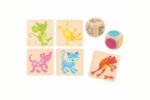 Cinco cartas de animales de colores del juego Atrapa la carta de Goki junto al dado de colores y al de animales