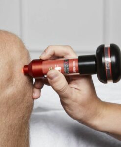 Profesional aplicando el láser terapéutico Energy Laser L500 Pro sobre el hombro de un paciente