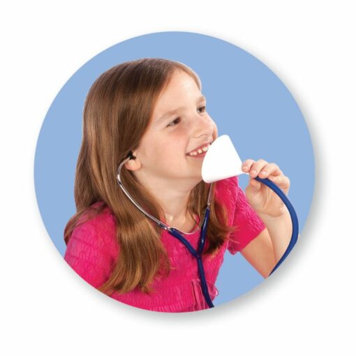 Niña hablando por el embudo del Oral & Nasal Listener con los auriculares puestos para oír su propia voz