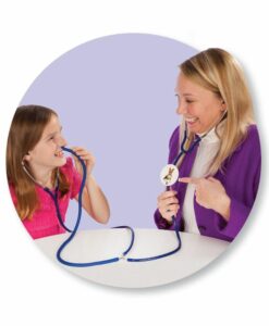 Terapeuta y niña escuchando a la vez con el Oral & Nasal Listener mientras la niña habla con el tubo en la nariz