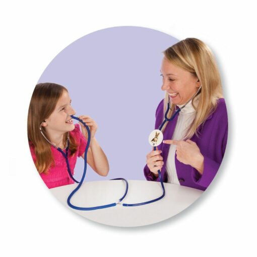 Terapeuta y niña escuchando a la vez con el Oral & Nasal Listener mientras la niña habla con el tubo en la nariz