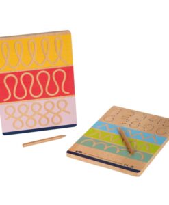 Set de dos pizarras de madera de Small Foot, una con trazos en colores y otra con letras, junto al lápiz de madera