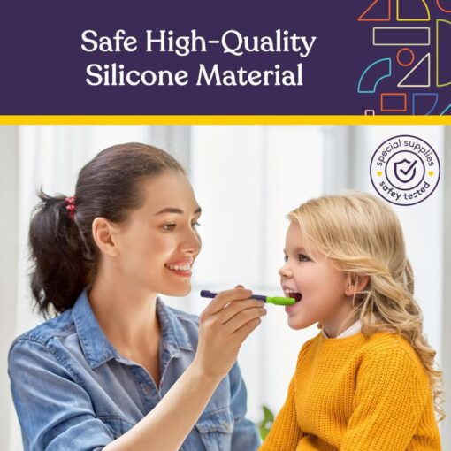 Madre usando el estimulador oral vibratorio Buzz Buddy con una niña; texto sobre silicona de calidad