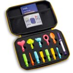 Estuche abierto del Buzz Buddy con los 12 cabezales de colores, el mango vibrador y el manual de uso