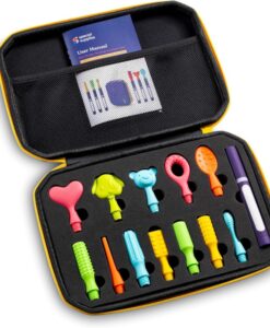 Estuche abierto del Buzz Buddy con los 12 cabezales de colores, el mango vibrador y el manual de uso