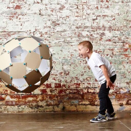 Makedo Discover: niño jugando con una gran esfera hecha de cartón, herramientas seguras para cartón