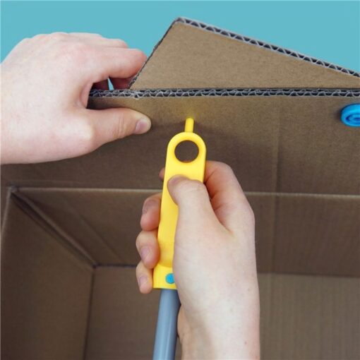 Makedo Discover: mano uniendo dos cartones con el destornillador Scru-Driver, herramientas seguras para cartón
