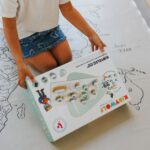 Kit eléctrico Kidyelec de Kidywolf: niño sujetando la caja del modelo avanzado en el suelo
