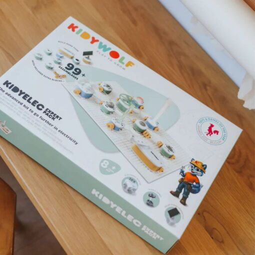 Kit eléctrico Kidyelec de Kidywolf: caja del modelo avanzado sobre una mesa de madera