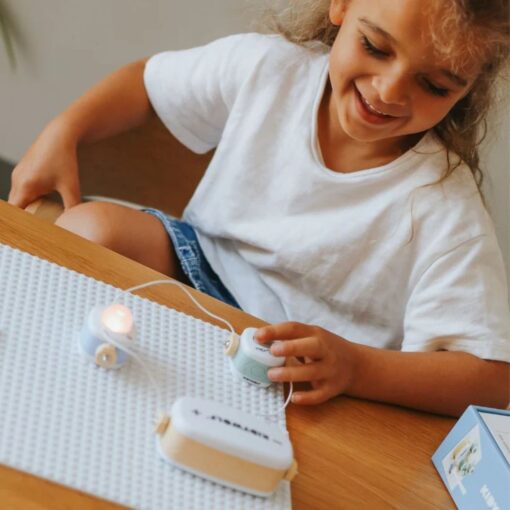 Kit eléctrico Kidyelec de Kidywolf: niña sonriendo al encender la luz del circuito