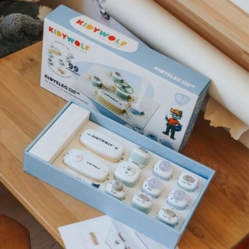 Kit eléctrico Kidyelec de Kidywolf: dos niños en el suelo conectando módulos en la rejilla