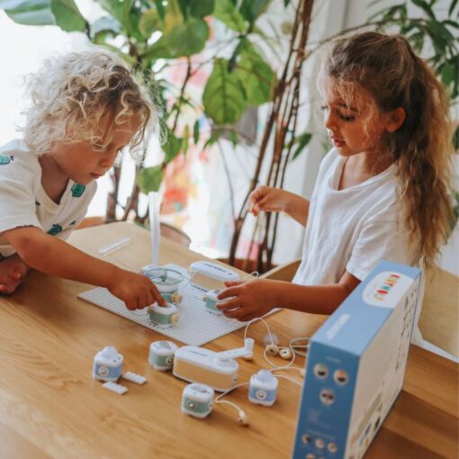 Kit eléctrico Kidyelec de Kidywolf: las niñas probando el circuito con la caja al lado