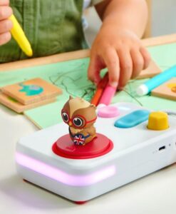 Mano de un niño con un rotulador junto al cuentacuentos FABA+ y la figura de la búho Olivia en inglés