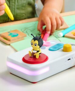 Mà d'un infant amb un retolador al costat del contacontes FABA+ amb l'abella de les cançons en català
