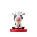 Figura de la vaca de Dando saltos por el mundo para cuentacuentos FABA, blanca y negra sobre peana roja