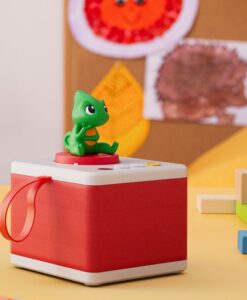 Cuentacuentos infantil FABA rojo con el camaleón de las emociones, en una mesa con material de juego