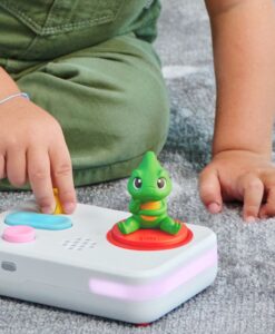 Manos de un niño tocando los botones del cuentacuentos FABA+ con el camaleón de las emociones encima