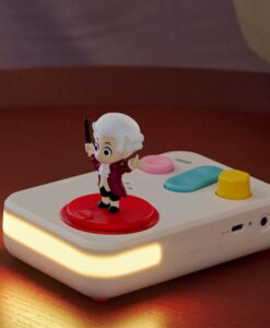 Cuentacuentos FABA+ encendido con luz cálida y la figura de Mozart para escuchar música clásica