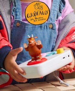 Niña sujetando el cuentacuentos FABA+ blanco con la figura del Grúfalo colocada sobre el disco rojo