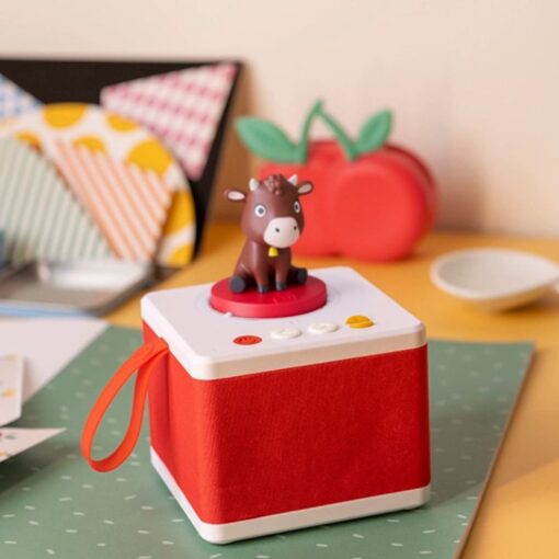 Contacontes infantil FABA vermell amb el bou d'El Patufet, sobre unes estovalles de topos