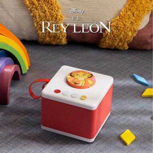 Cuentacuentos infantil FABA rojo con el disco de El Rey León, en una alfombra junto a un arcoíris de madera