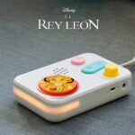 Cuentacuentos FABA+ encendido con el disco sonoro de El Rey León colocado en el lector central
