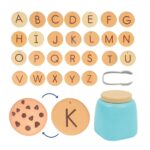 Las 26 galletas del abecedario de la A a la Z junto a las pinzas y el tarro con tapa