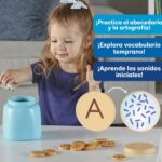 Niña jugando con el tarro del abecedario junto a una galleta con la letra A