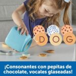 Galletas del abecedario formando la palabra DOG mientras una niña vuelca el tarro azul