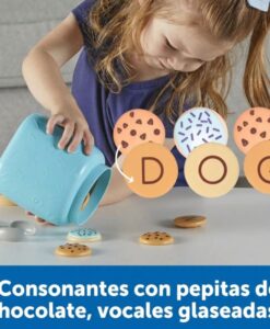 Galletas del abecedario formando la palabra DOG mientras una niña vuelca el tarro azul