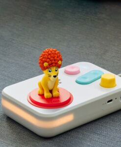 O contador de histórias FABA+ aceso com a sua luz quente e a figura do leão Leo colocada em cima do disco vermelho