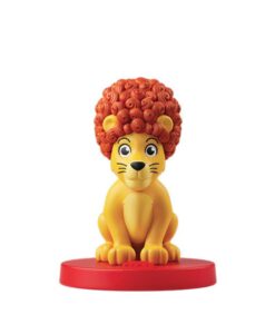 Figura do leão Leo, do contador de histórias FABA, com juba encaracolada laranja, sentado no seu pedestal vermelho