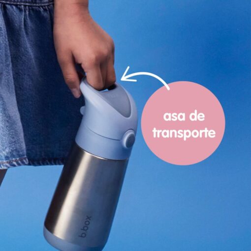 Mano sujetando la botella térmica b.box por el asa de transporte integrada en la tapa