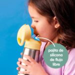 Detalle de la pajita de silicona flexible de la botella térmica b.box, con la tapa abierta
