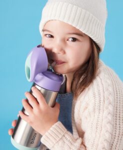 Niña bebiendo por la pajita de silicona de la botella térmica b.box morada