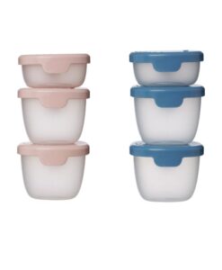 Depósitos herméticos b.box apilados en azul, rosa y gris, con la tapa cerrada