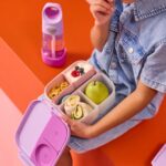 Fiambrera infantil b.box junto a una botella de agua a juego, listas para el colegio