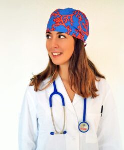 Sanitaria con bata blanca y gorro estampado que lleva al cuello el fonendoscopio Classic azul de Gima