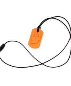 Colgante Fantasma naranja de ARK con el cordón negro completo y el cierre de seguridad a la vista