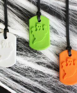 Collar mordedor Fantasma de ARK: tres colgantes tipo chapa con un fantasma en relieve sobre una telaraña