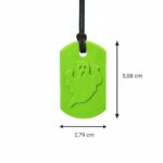 Colgante Fantasma verde con sus medidas: unos 5 cm de alto por 2,8 cm de ancho, con el fantasma en relieve