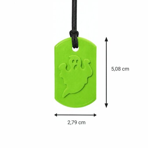 Colgante Fantasma verde con sus medidas: unos 5 cm de alto por 2,8 cm de ancho, con el fantasma en relieve
