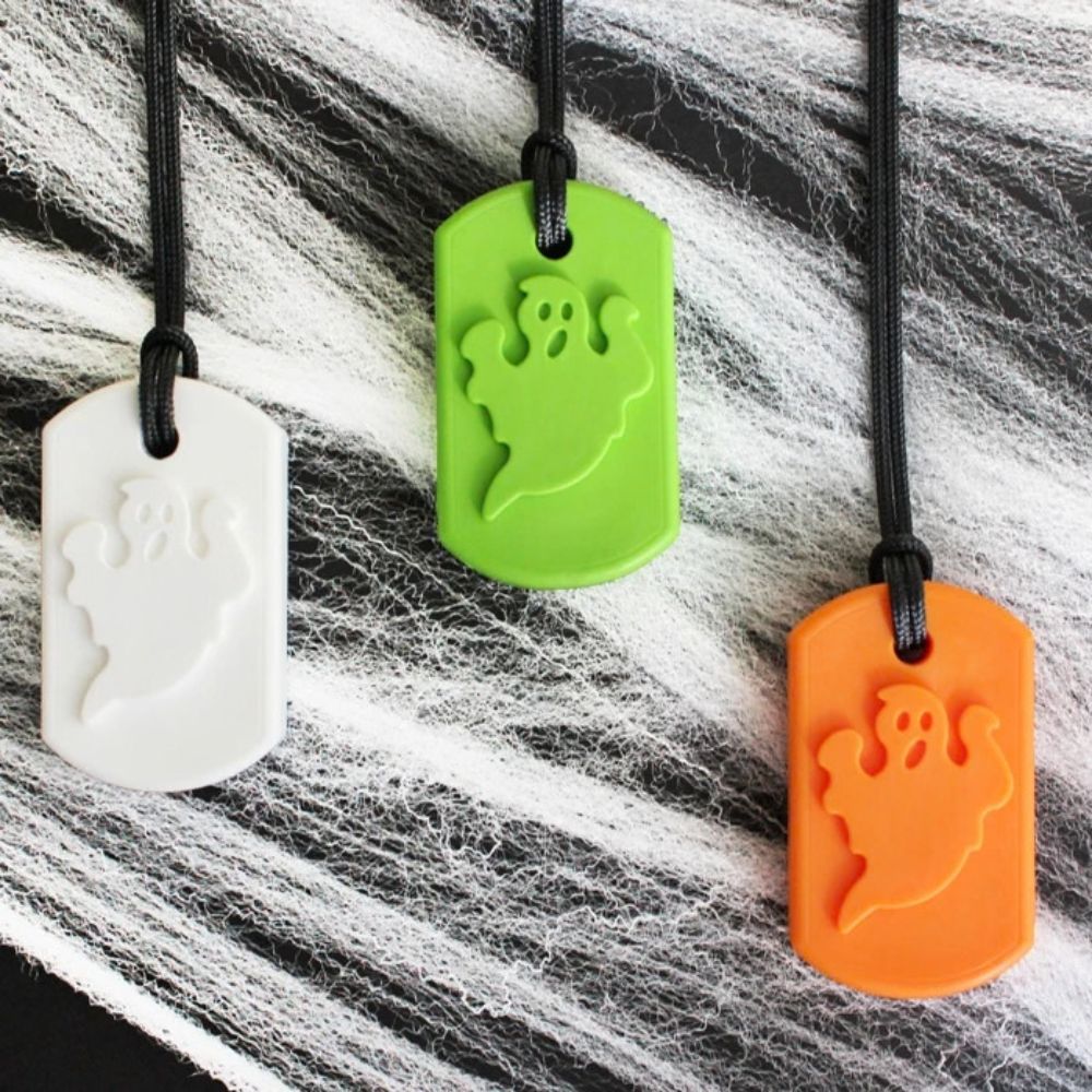Collar mordedor - Fantasma Collar mordedor Fantasma de ARK: tres colgantes tipo chapa con un fantasma en relieve sobre una telaraña