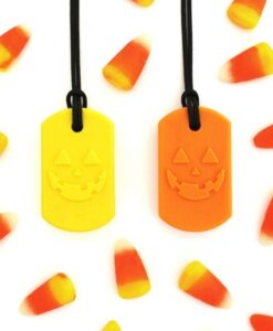 Collar mordedor Calabaza de ARK: colgantes amarillo y naranja con una cara de calabaza en relieve