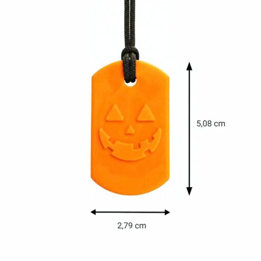 Colgante Calabaza naranja con sus medidas: unos 5 cm de alto por 2,8 cm de ancho y cordón negro
