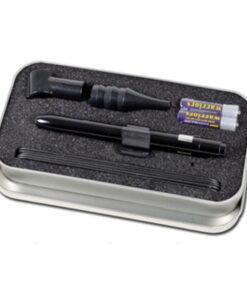 Estuche de aluminio de la linterna otoscopio Delta de Gima abierto, con piezas y pilas AAA en la espuma