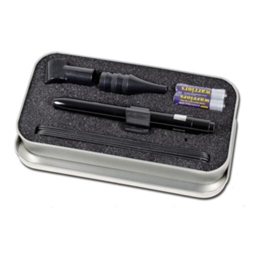 Estuche de aluminio de la linterna otoscopio Delta de Gima abierto, con piezas y pilas AAA en la espuma