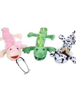 Tres fundas de peluche de Gima para fonendoscopio infantil con forma de cerdito, dragón y vaca puestas en fonendoscopios