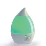 Humidificador ultrasónico Humi-Rainbow de CA-MI con forma de gota, encendido con luz verde y la rueda del caudal