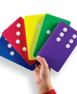 Mano sujetando en abanico varias fichas grandes de dominó de espuma de colores con puntos blancos